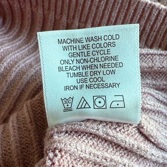 Soft Mauve Knit Sweater by Olivia Sky | Size Large | Ribbed V-Neck Sweater - Picture 4 of 9